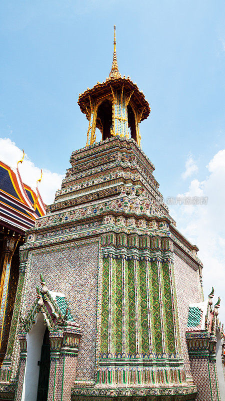 佛塔与马赛克在Wat Phra Kaeo
